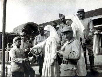 The Cromwell twins with soldiers of the French Army. Dorothea (left) is holding a pitcher and Gladys (right) is holding a basket.